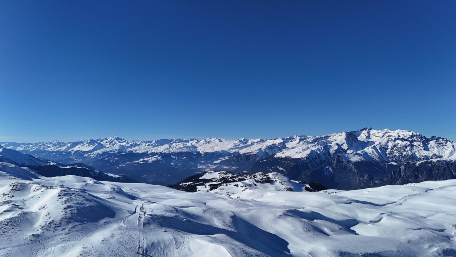 Eigene Luftaufnahme eines verschneiten Alpenpanoramas