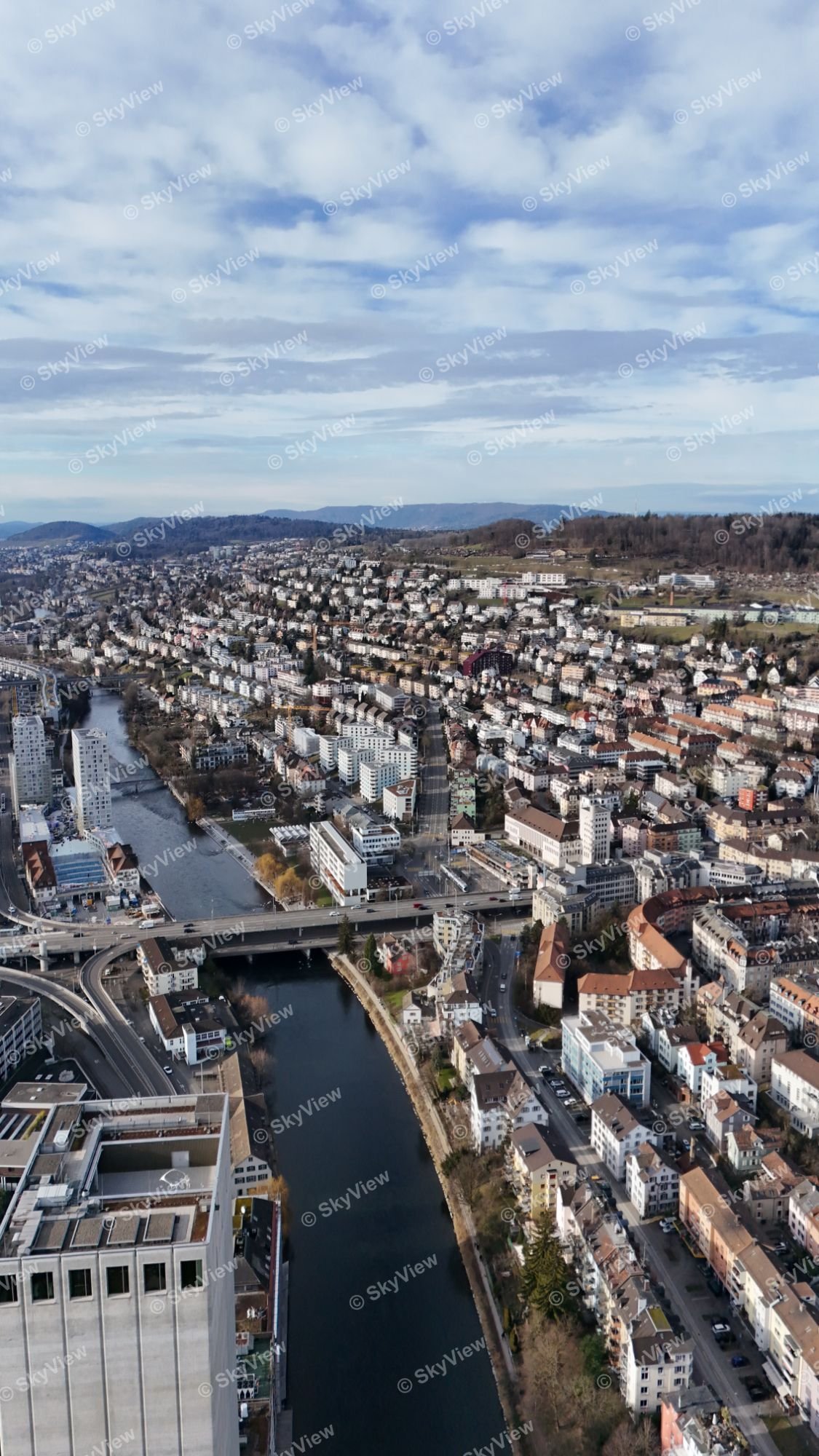 Luftaufnahme der Limmat mit Brücke im Stadtgebiet von Zürich