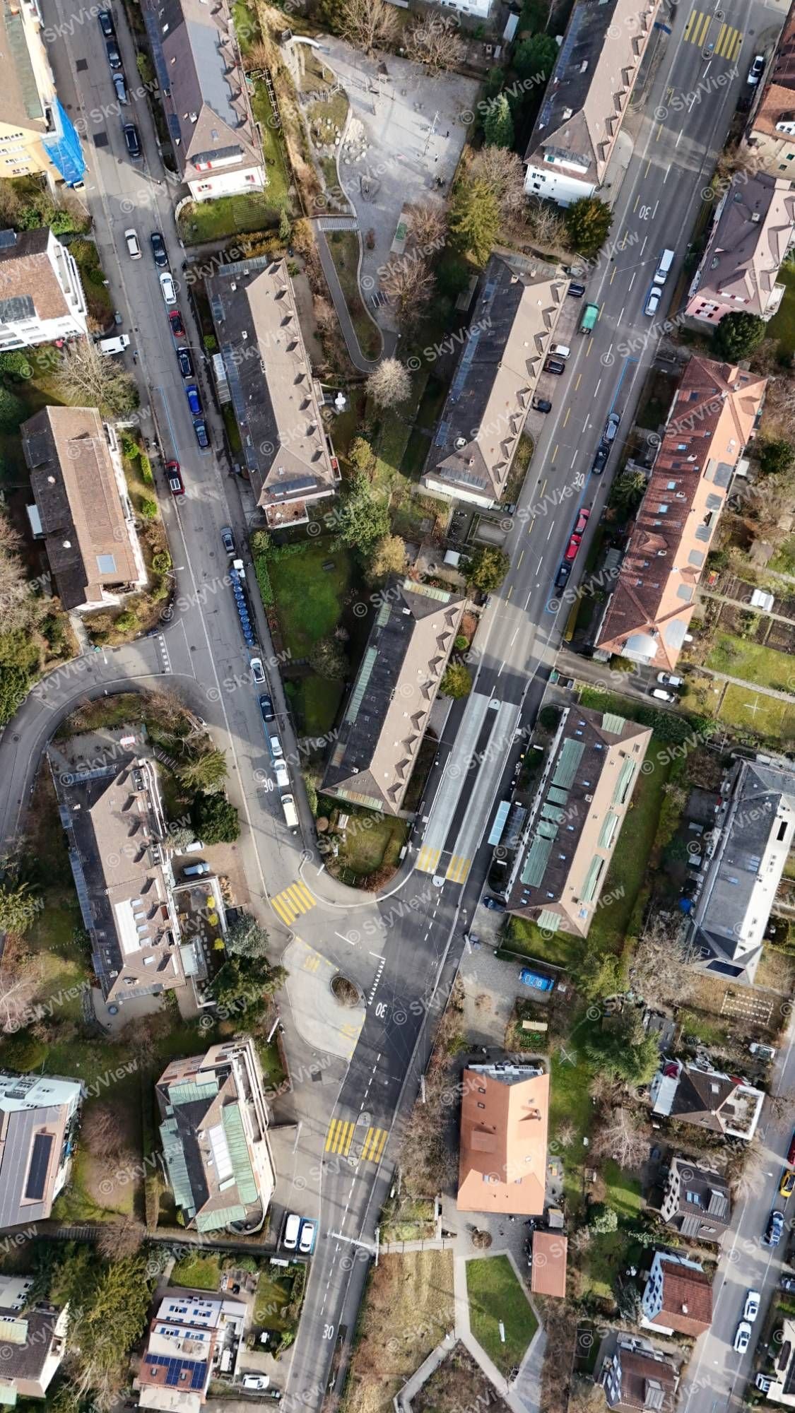Luftaufnahme eines Wohnquartiers mit Kreisel in der Region Zürich